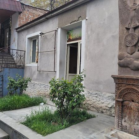 Guest House In The Small Center Єреван Екстер'єр фото