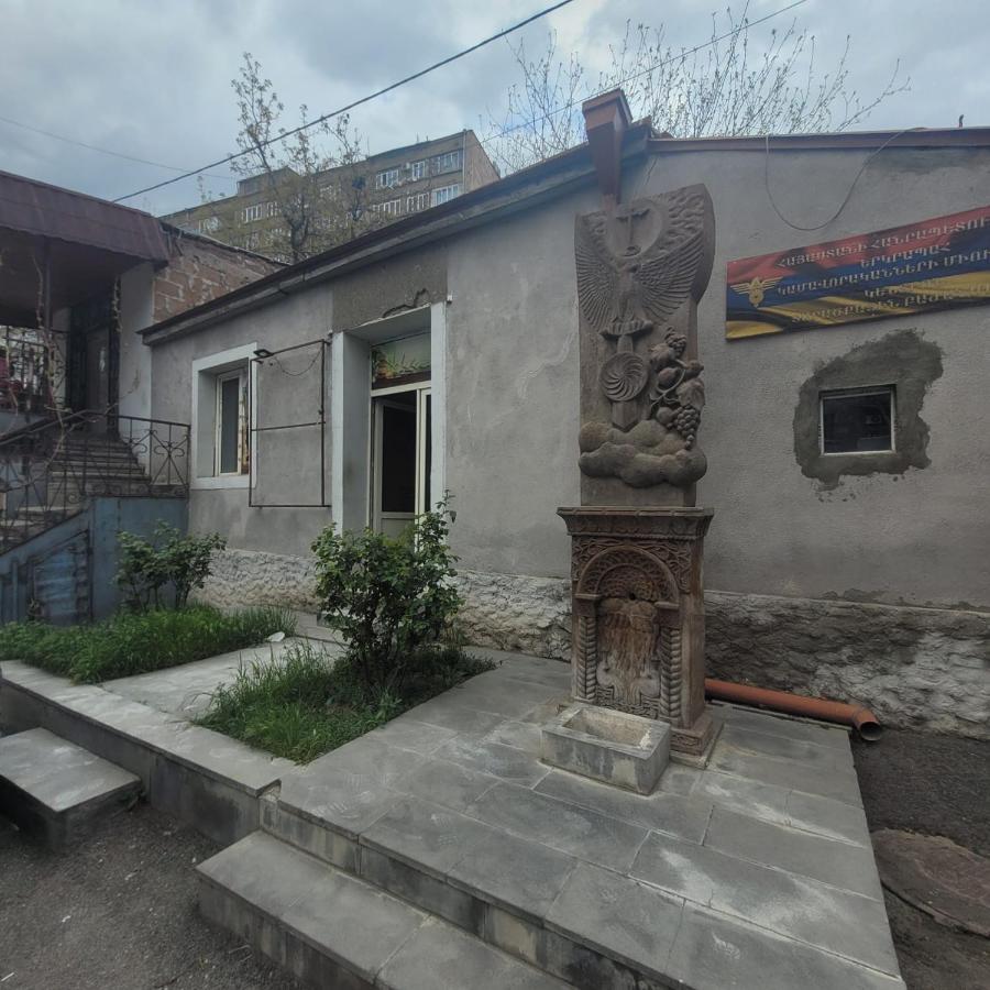 Guest House In The Small Center Єреван Екстер'єр фото